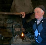 Povestea impresionantă a ultimului fierar din Munții Apuseni, care înduplecă tăria fierului la foc și nicovală! „Simt că sunt folositor satului!”